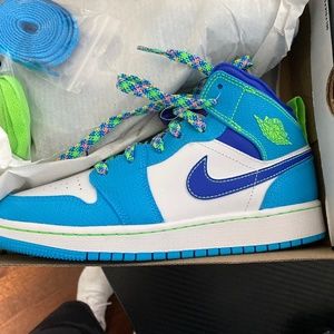 Air Jordan 1 mid SE (GS)